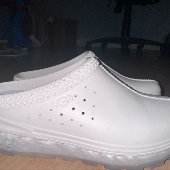 Ugg rubber white slip on in a size 8 - Picture 3 of 4